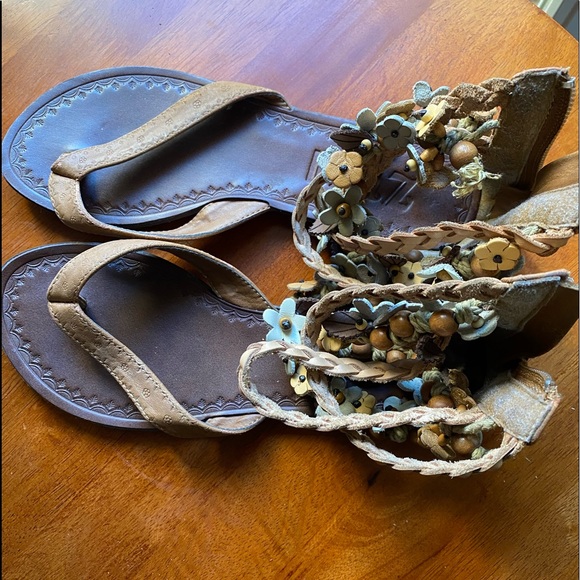 ♥️ CUTE FLAT LEATHER SANDALS ADORNS WITH BRAID LEATHER,FLOWER LEATHER PATTERN. - Picture 1 of 8